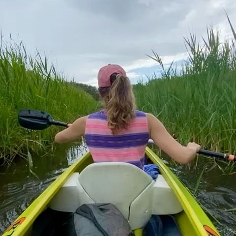 „Ich bin in meinem beruflichen Leben genug gerudert, jetzt darf ich einfach mal sein.“ 🚣🙏

➡️ Zu dieser Erkenntnis kam eine Klientin während eines Coachings vor ein paar Wochen. Und dieser Satz hat mich sehr inspiriert 🙏

Denn gerade in meinem beruflichen Leben neige ich häufig zu Ungeduld und möchte am liebsten alles auf einmal und am besten jetzt erreicht haben 🏃‍♀️🙈 Einerseits treibt mich das sehr an, Dinge auszuprobieren, mich weiter zu bilden und aktiv Werbung für mein Business zu machen. Wenn ich aber nur in dieser Macher-Energie bin, vergesse ich andererseits häufig innezuhalten und anzuerkennen, was ich schon alles auf der Reise erreicht habe 🫶🌸

Und letztlich geht es doch auch darum, die Schönheit der Reise zu erkennen und zu genießen, oder? 

➡️ Vielleicht geht es dir gerade ähnlich? Dann lade ich dich jetzt dazu ein einen Moment innezuhalten und dir folgende Fragen zu stellen:

💛 Wofür möchtest du dich in diesem Moment feiern? 

💛 Wie könntest du in deinem Alltag kleine Momente der Ruhe und des „Seins“ integrieren?

💛 Welche Auswirkungen hätte das auf dein Leben? 

Lass uns gemeinsam die Schönheit der Reise entdecken 🌅🌻

#coaching #selbstfindung #selbsterfahrung #verbundenmitmir #balance #achtsamkeit #lebensfreude #coachingberlin #coach #persönlichkeitsentwicklung #shirinmariecoaching #lifecoach #lifecoaching #positivepsychology #innehalten #sichselbstfeiern